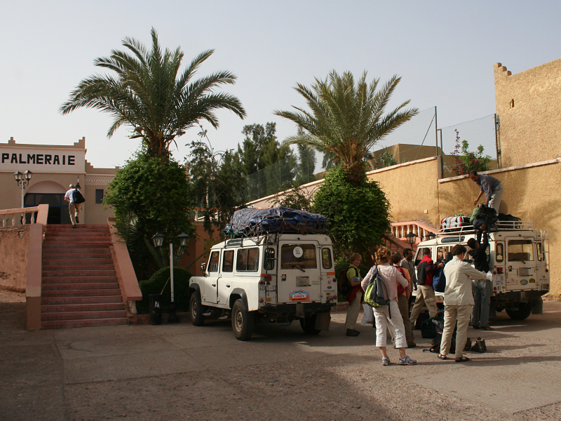 5104_Ouarzazate - Het hotel en de landrovers.jpg